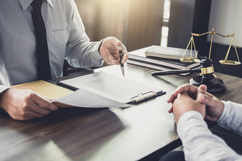 Jakimi dziedzinami prawa zajmuje się adwokat?